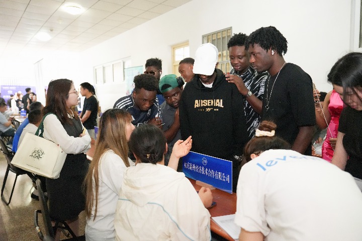 Nantong Vocational University links trade firms with global talents