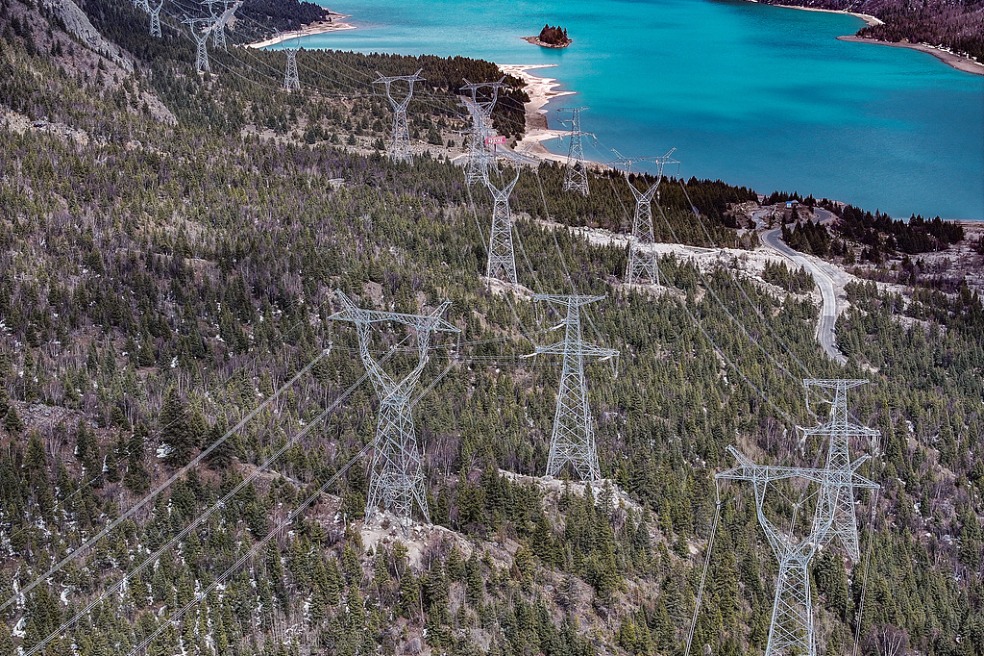 Xizang's power grid lights up youth's career and life