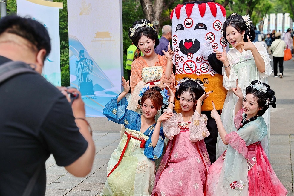 Qinhuangdao turns botanical garden into hanfu-themed anti-tobacco fair