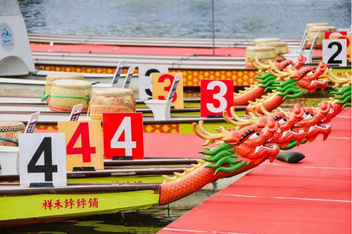 Tianjin hosts dragon boat race for university students