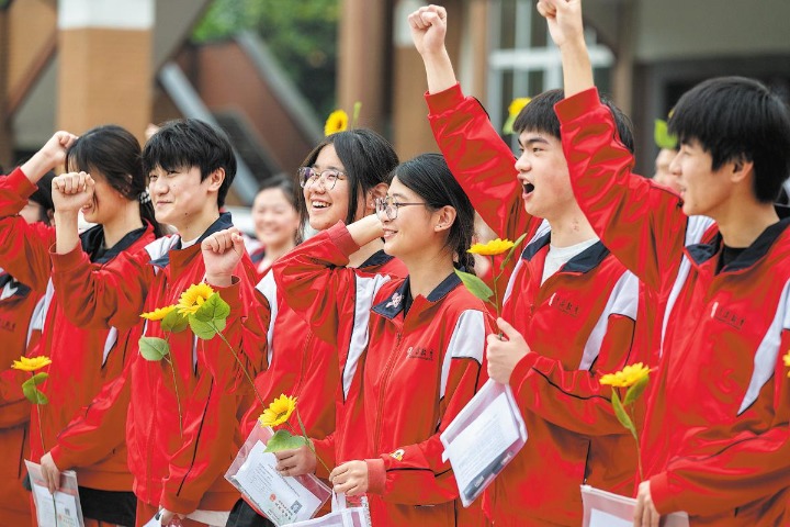 Parents embrace calm as millions appear for gaokao