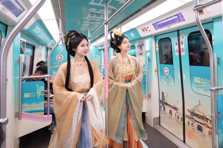 Wuhan metro travels with artifacts