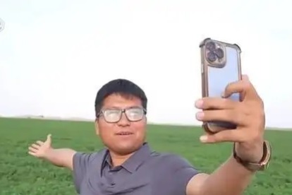 Intrepid 'king of grass' tames the Taklimakan
