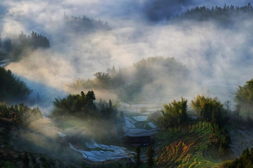 Mist-shrouded terraces in Hunan reveal ancient farming wisdom