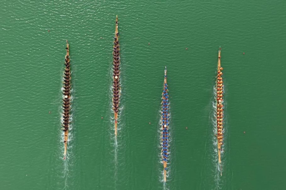Guizhou's Jinjiang River hosts holiday dragon boat races