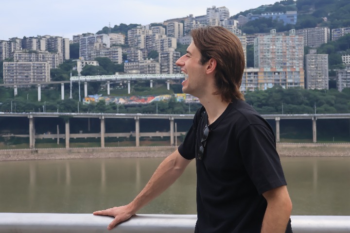 Chongqing’s most viral attraction: Catch a train with your mouth