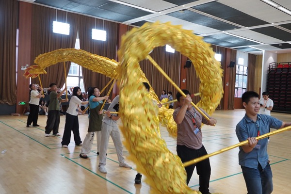 Indonesian students savor Chinese lion dance in Shanghai