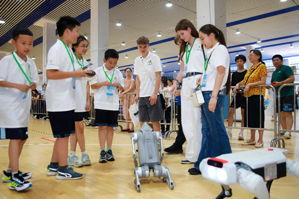 Liangjiang hosts intl AI and quadruped robot exchange event