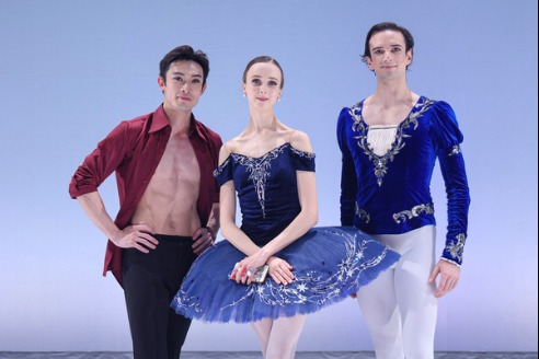 Tan Yuanyuan shines at anniversary gala in Shanghai