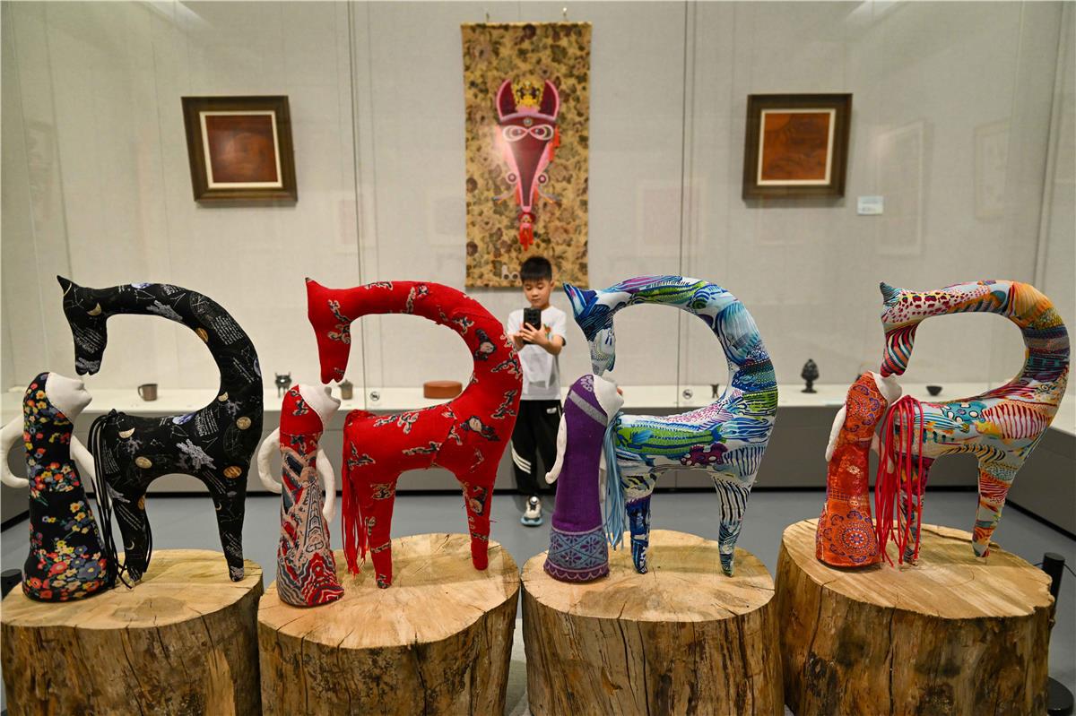 Artworks shine at Inner Mongolia Folk Arts and Crafts Exhibition