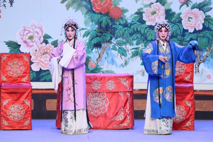 Traditional Chinese opera enriches summer life in Xuchang