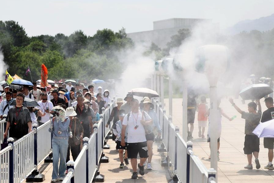 In historic Xi'an, tourists are beating the heat