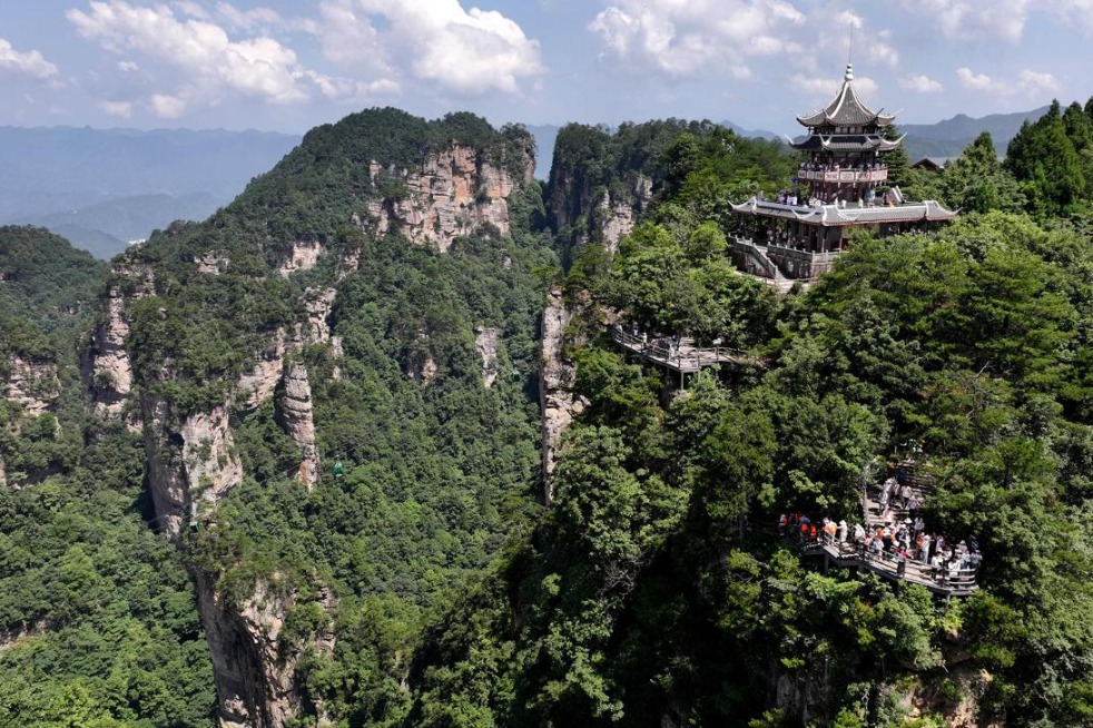 Zhangjiajie draws summer crowds with forest escapes