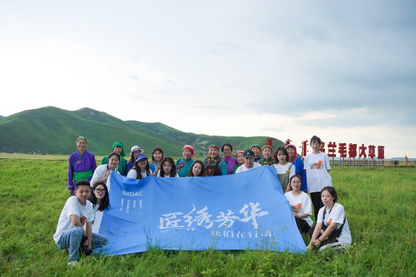 Inner Mongolia students promote Mongolian embroidery