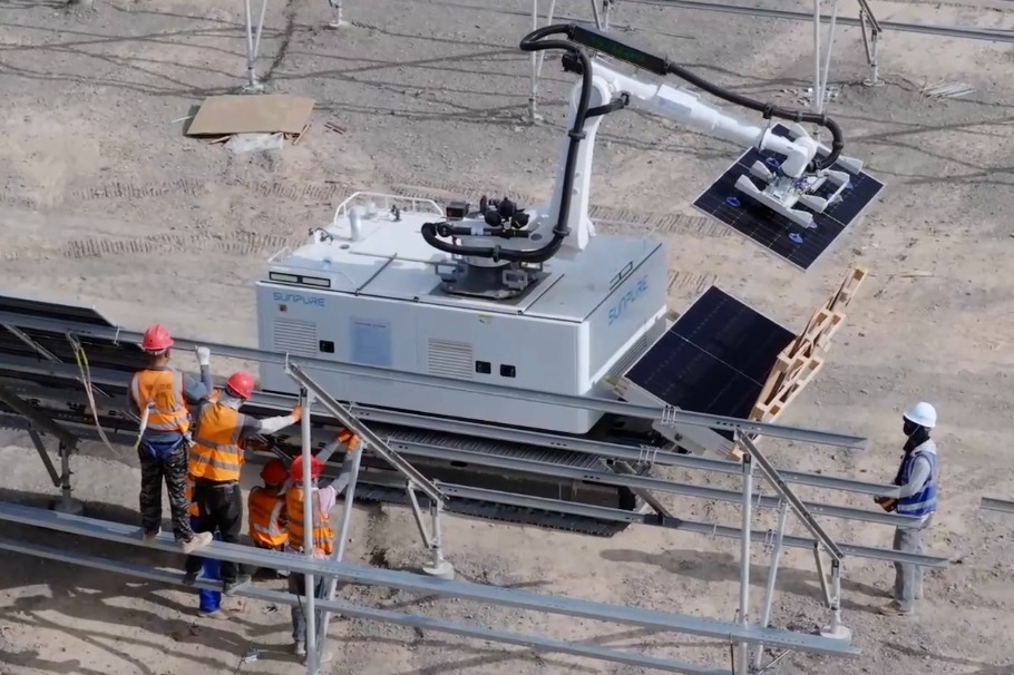 Industrial robots assist Xinjiang's solar energy build