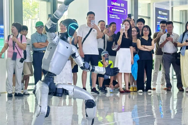 Vietnamese tourists explore Chongqing's AI applications in robotics