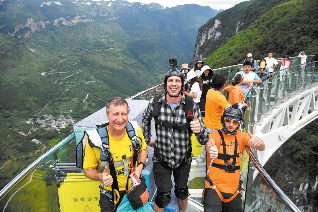 European tourists find cool comfort in China