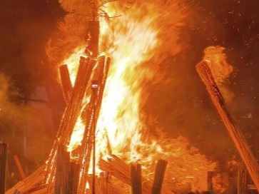 Foreign tourists explore Yunnan's ethnic culture through Yi Torch Festival