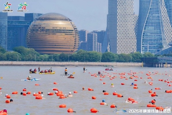 Nearly 3,500 swimmers cross Qiantang River in Hangzhou