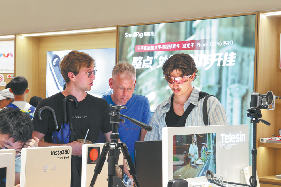 Tourists add tech trips to itineraries
