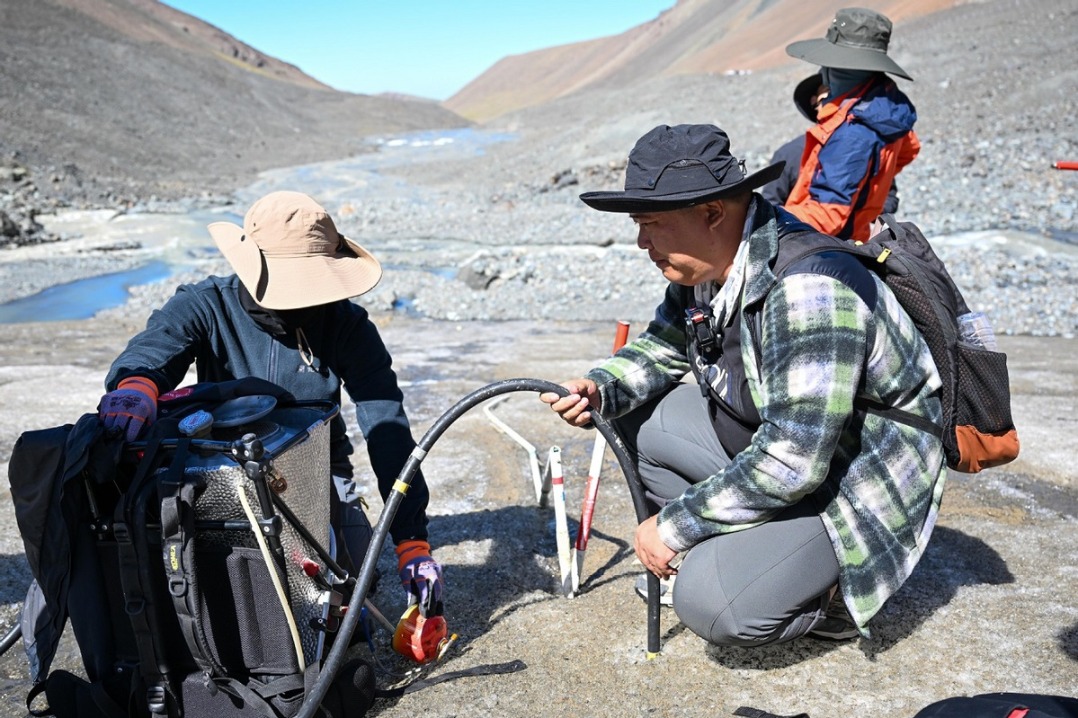 Scientific research conducted on Muz Taw Glacier in NW China's Xinjiang