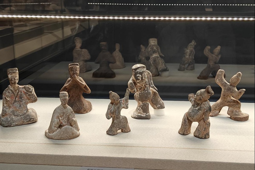 Ancient Henan artifacts go on show in Xinjiang