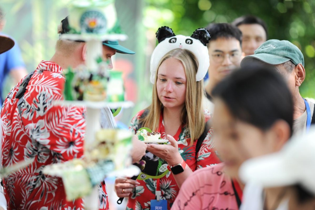 500 Russian tourists join panda birthday celebration in Hainan