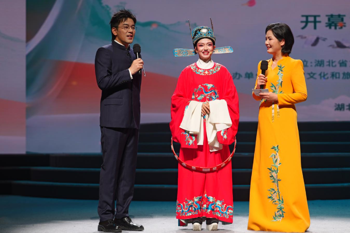 Huangmei Opera festival opens in Huanggang