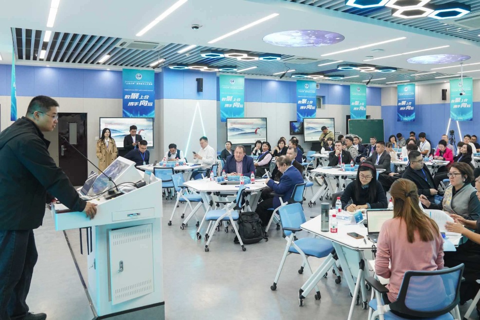 Hubs in Xinjiang help build digital bridges