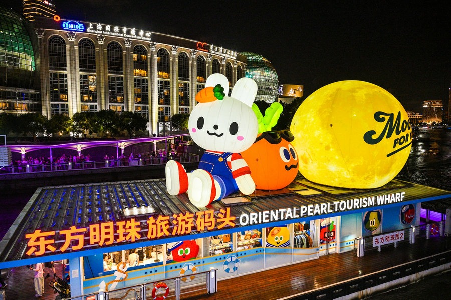 Mid-Autumn Festival traditions 'STAYREAL' in urban setting
