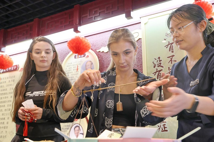 Foreign performers get hands-on with TCM in Nantong