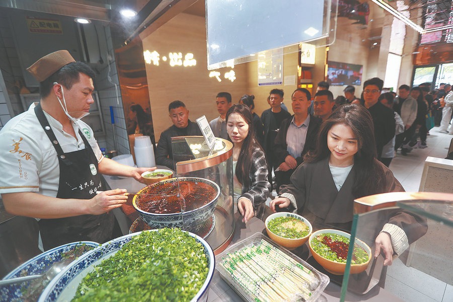 Kneading a good meal: Lanzhou specialty wins fans abroad