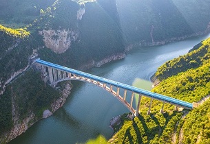 Pipeline arch bridge connects Jiayan water project in Guizhou mountains