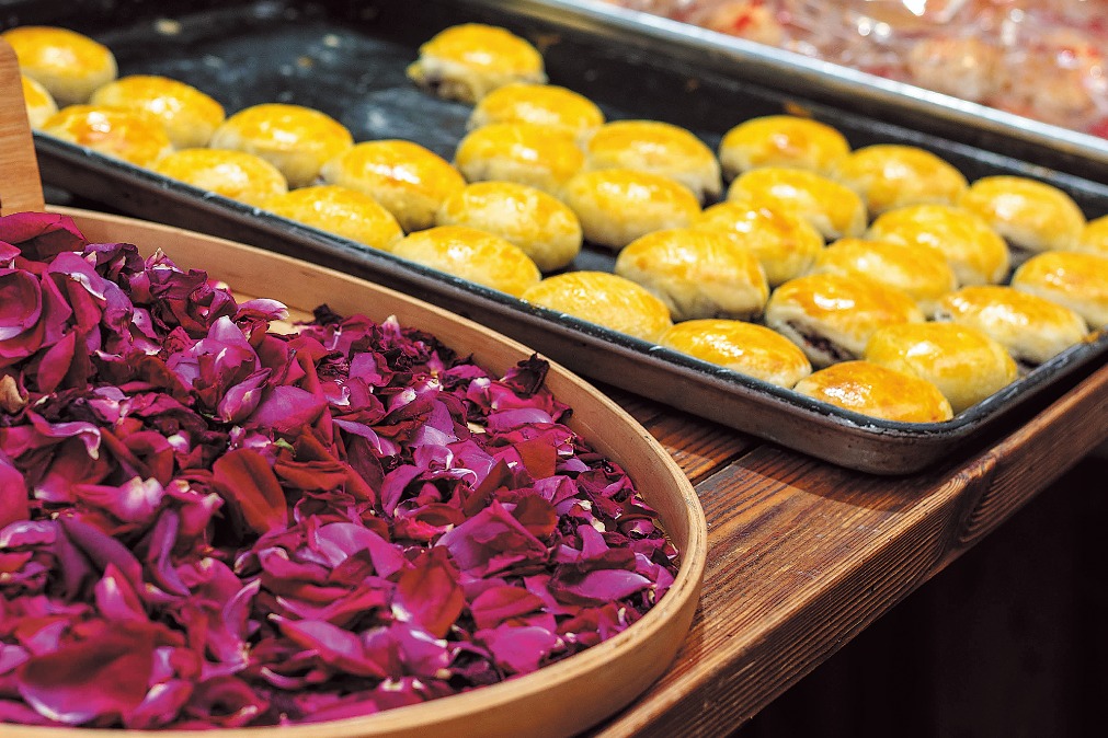 In Yunnan, edible flowers adorn the dinner table