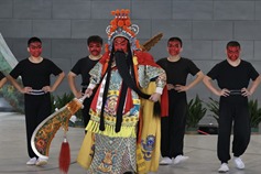 Foreign vloggers experience Jin Opera in Shanxi