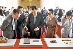 US returns relics, fossils to China