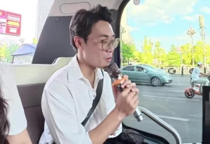 Guizhou's autonomous minibus stuns Vietnamese youth