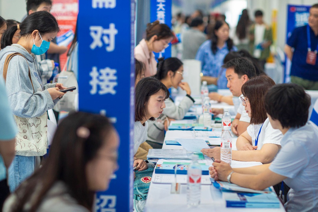 China's job market, unemployment rate stable through first 3 quarters