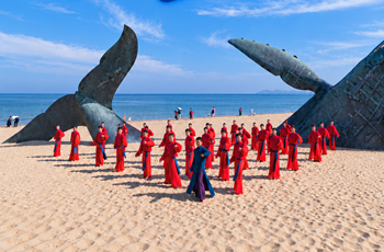 Viral 'bear shake' dance gets stunning seaside makeover